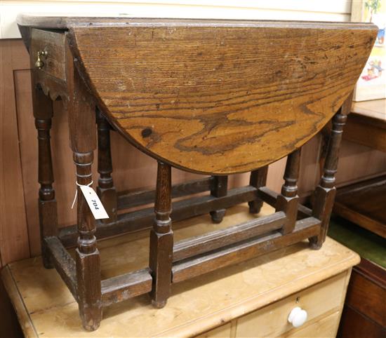 A small 18th century oak gateleg table W.84cm